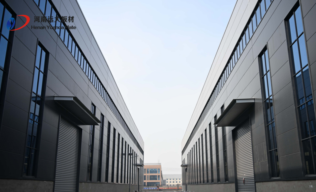 聚氨酯夹芯板VS岩棉夹芯板：一文读懂如何选对建筑“防护衣”