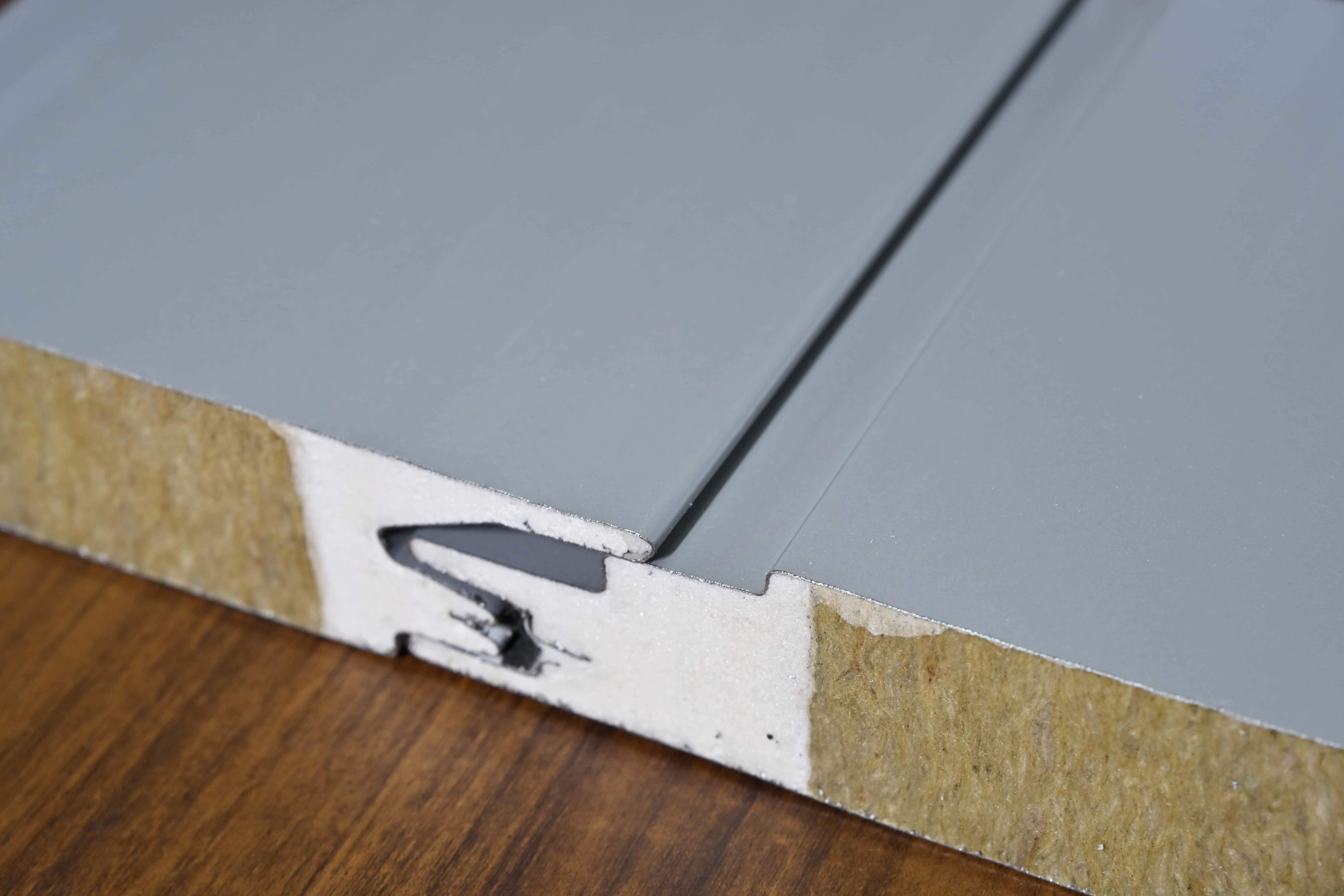 工业厂房预算告急？聚氨酯夹芯板快速安装，帮你轻松省钱！ 时间就是金钱，速度就是效益！(图1)