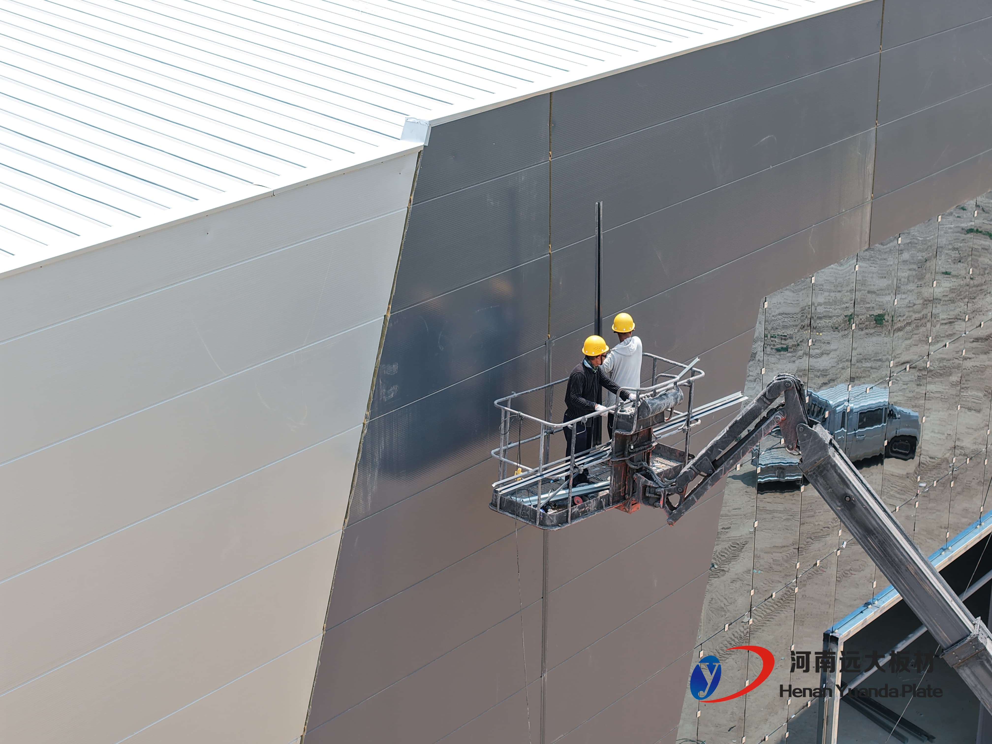 工业厂房预算告急？聚氨酯夹芯板快速安装，帮你轻松省钱！ 时间就是金钱，速度就是效益！(图2)