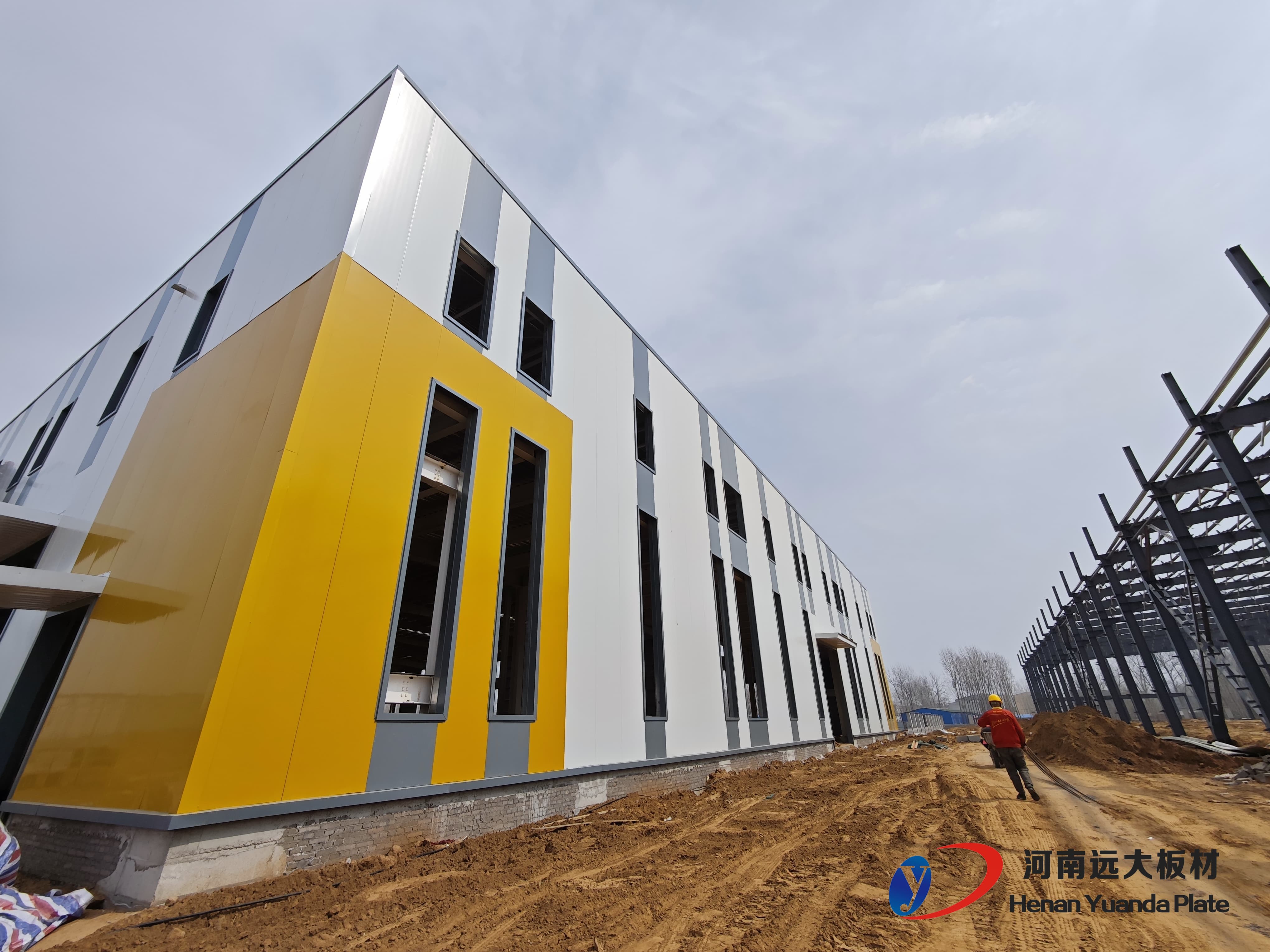 效率与性能的平衡之选：解析聚氨酯夹芯板为何主导工业建筑围护系统