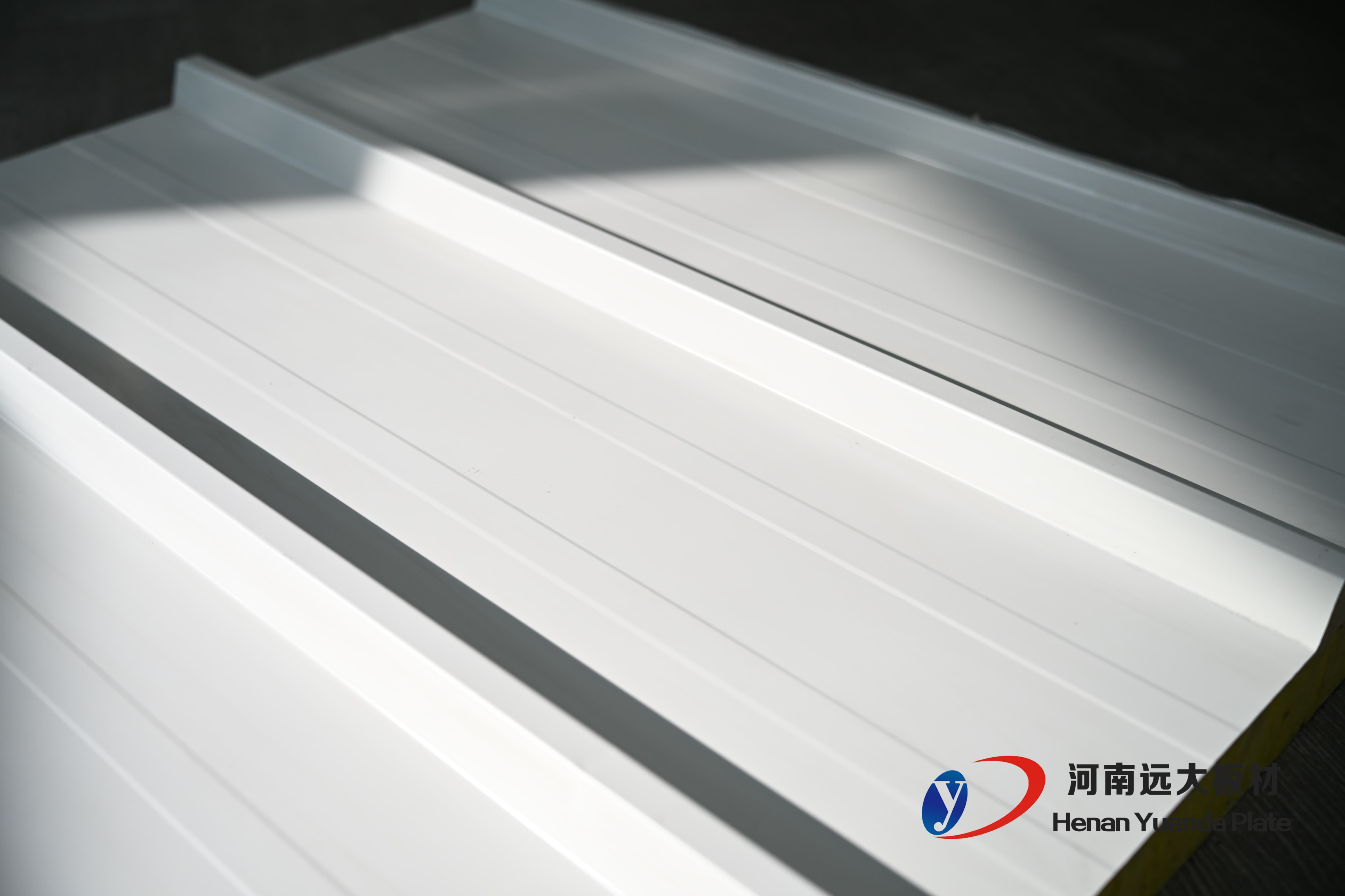 迈向高性能工业厂房：揭秘聚氨酯夹芯板如何成为您的竞争优势(图1)