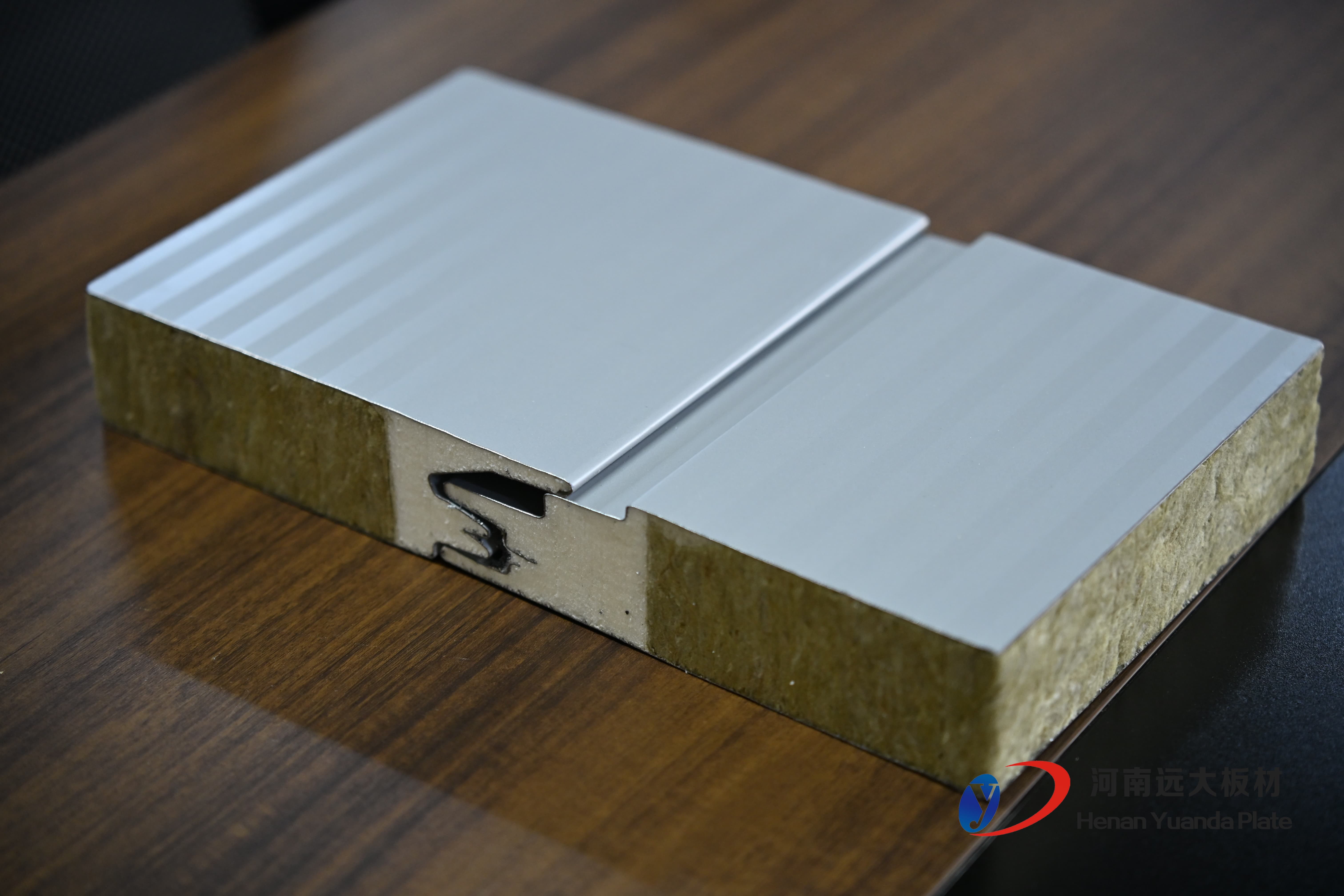 迈向高性能工业厂房:揭秘聚氨酯夹芯板如何成为您的竞争优势(图2) 迈向高性能工业厂房:揭秘聚氨酯夹芯板如何成为您的竞争优势(图2)