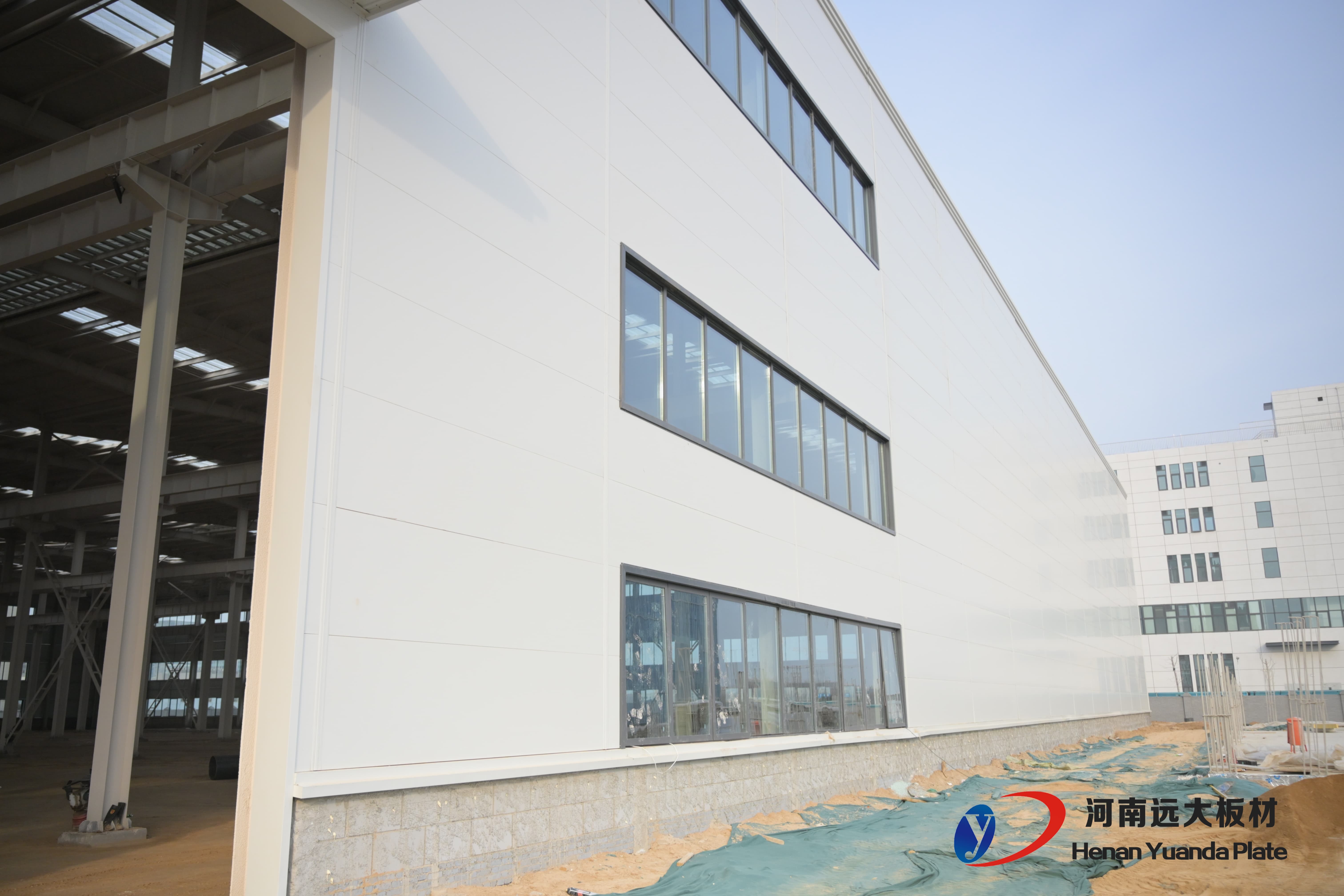 迈向高性能工业厂房:揭秘聚氨酯夹芯板如何成为您的竞争优势(图3) 迈向高性能工业厂房:揭秘聚氨酯夹芯板如何成为您的竞争优势(图3)