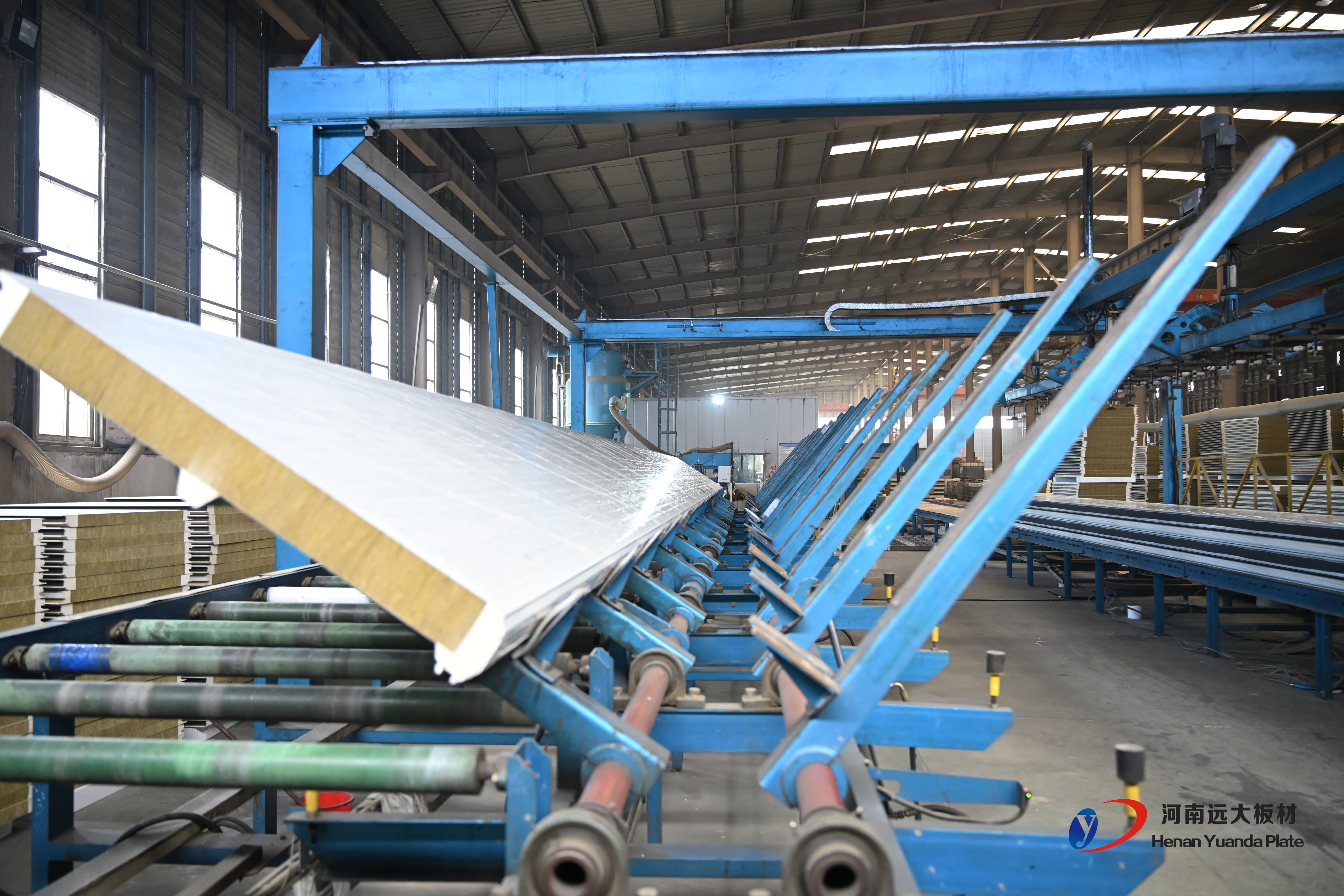 聚氨酯夹芯板技术解析:工业建筑围护系统的优选方案(图2) 聚氨酯夹芯板技术解析:工业建筑围护系统的优选方案(图2)