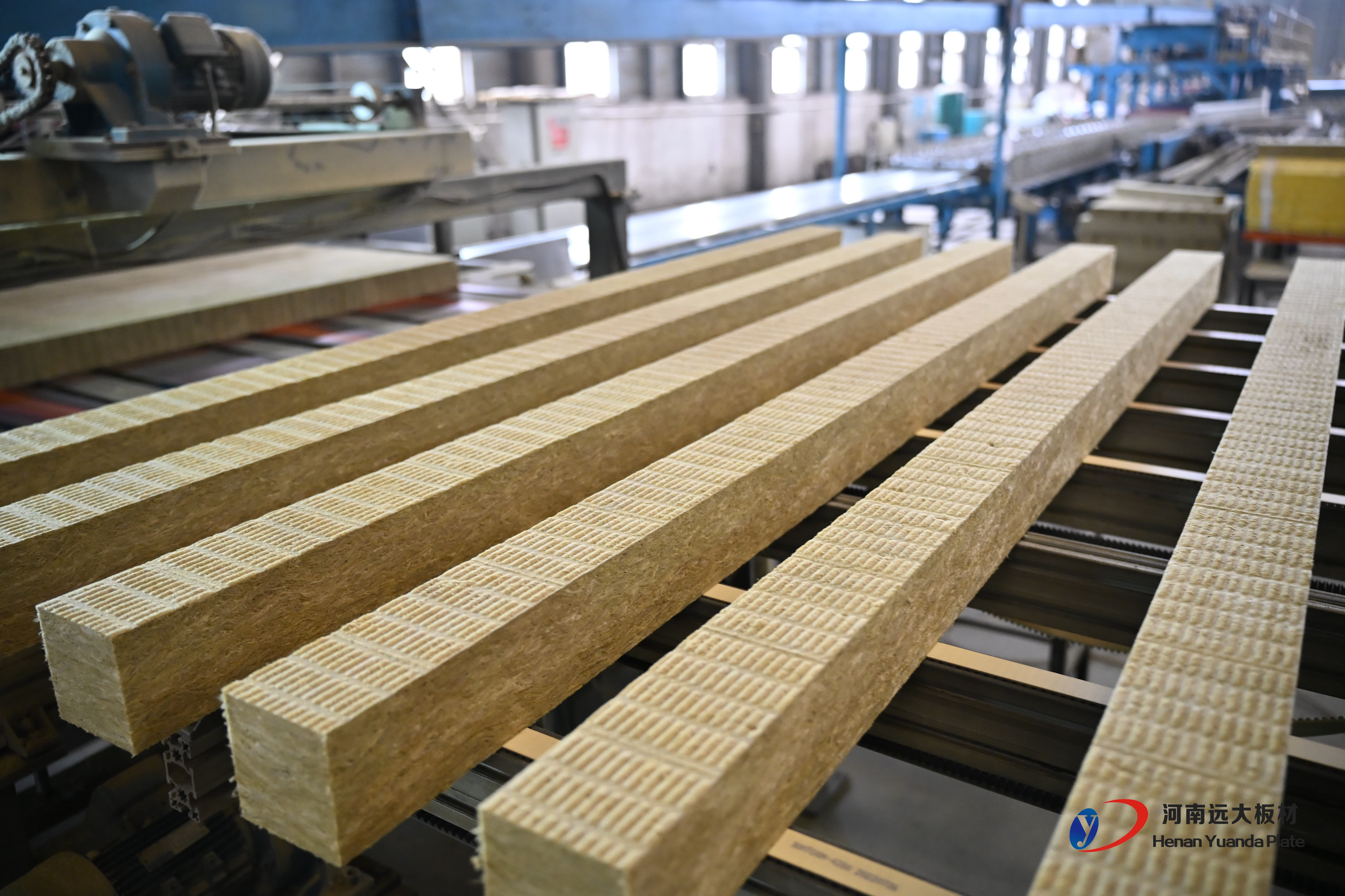 聚氨酯夹芯板技术解析:工业建筑围护系统的优选方案(图1) 聚氨酯夹芯板技术解析:工业建筑围护系统的优选方案(图1)