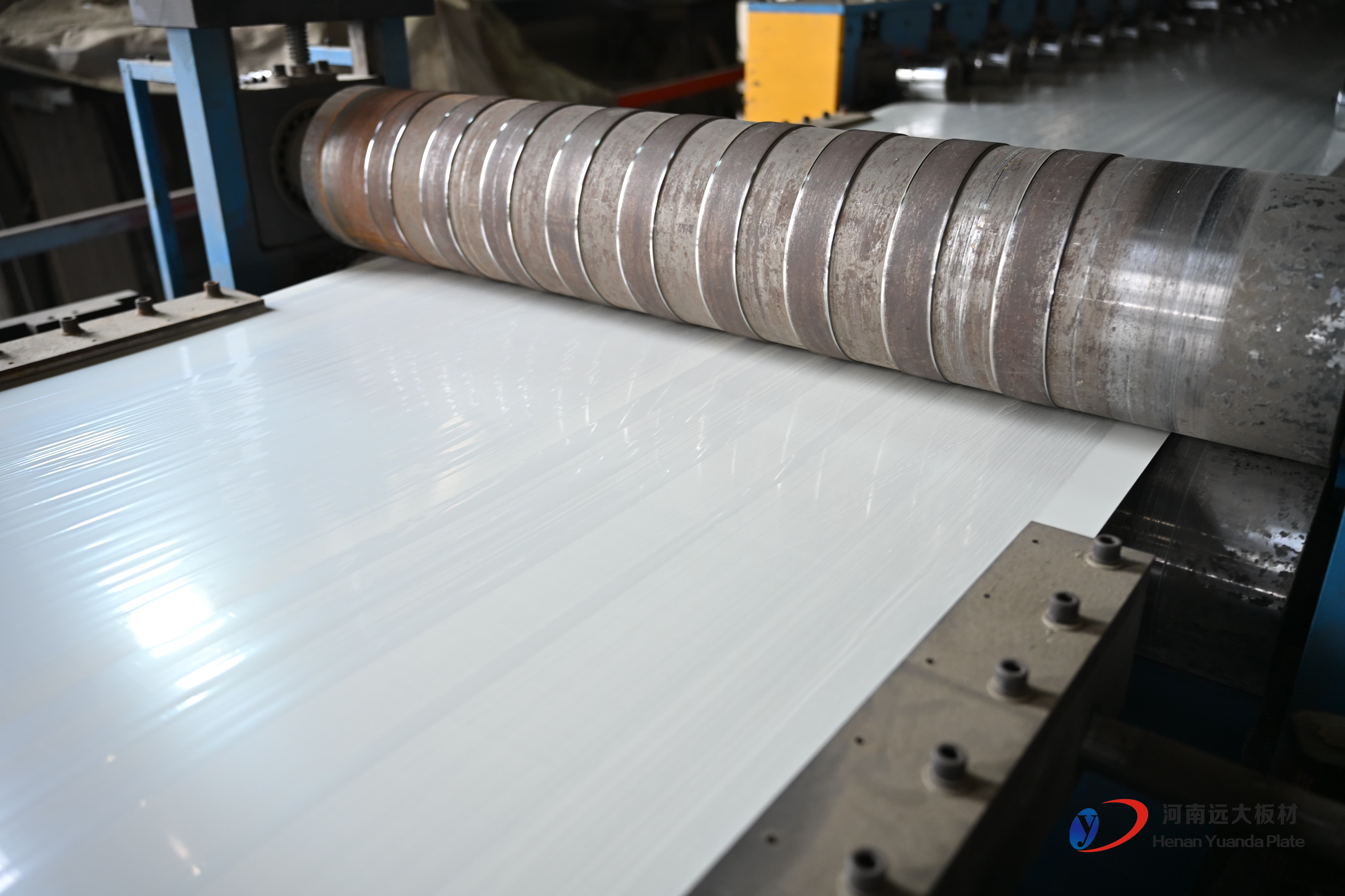 聚氨酯夹芯板技术解析:工业建筑围护系统的优选方案(图3) 聚氨酯夹芯板技术解析:工业建筑围护系统的优选方案(图3)